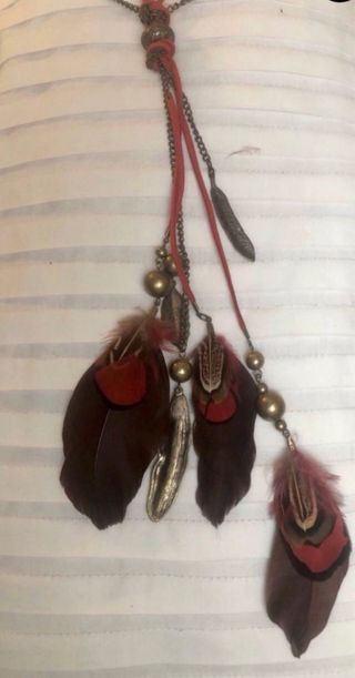 Collar bohemio de plumas y cadenas