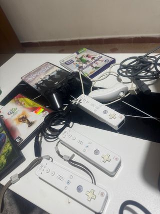Consolle PS3 e Xbox 360 con videogiochi e accessori
