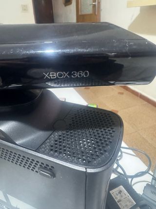 Consolle PS3 e Xbox 360 con videogiochi e accessori