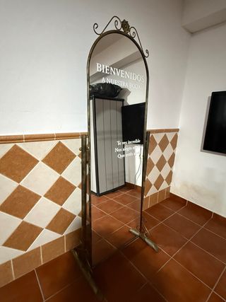 Specchio da terra dorato con cornice decorativa