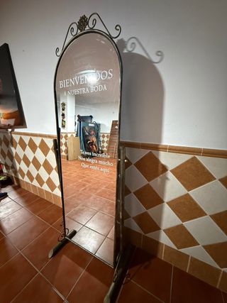 Specchio da terra dorato con cornice decorativa