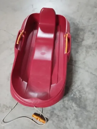 Trineo rojo con asas naranjas