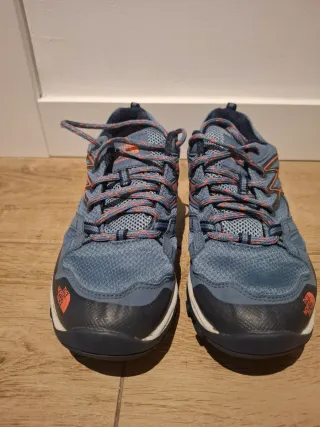 Zapatillas The North Face azules y naranjas