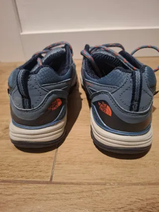 Zapatillas The North Face azules y naranjas