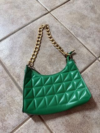 Mala de ombro verde com corrente dourada