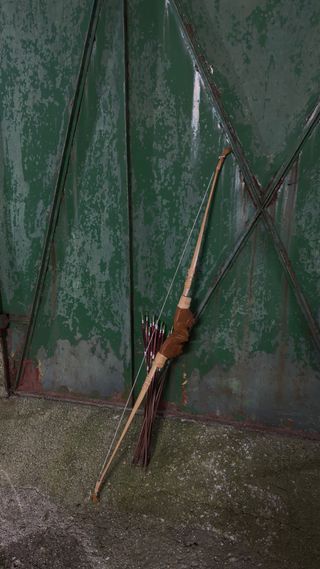 Arco de madera con flechas
