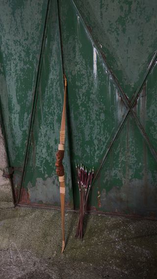 Arco de madera con flechas