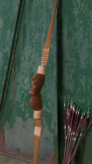 Arco de madera con flechas