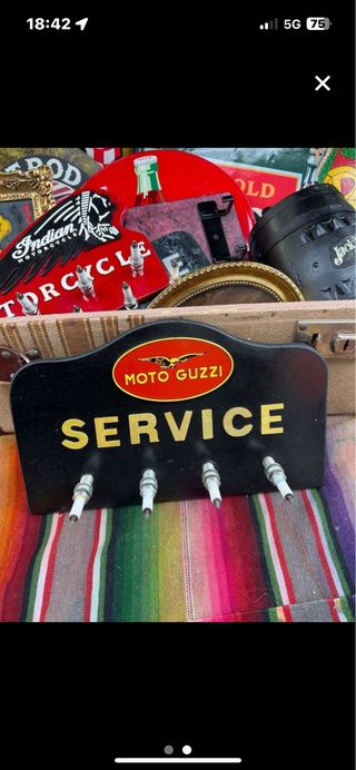 Cartel Moto Guzzi Service con bujías