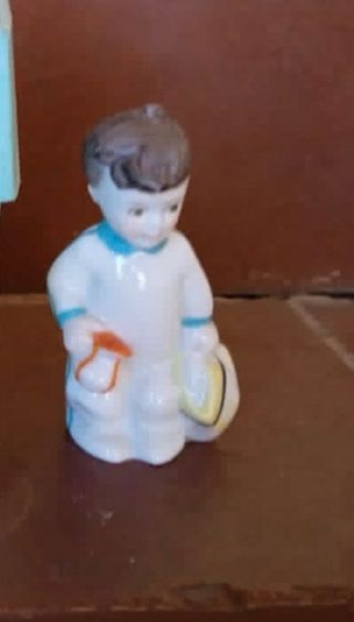 Figurita antigua Nalda niño con pelota