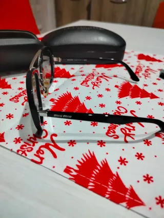 Occhiali da sole neri e argento