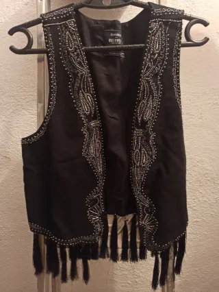 Chaleco Bershka negro con pedrería y flecos