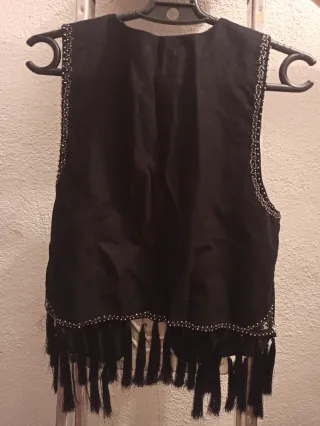 Chaleco Bershka negro con pedrería y flecos