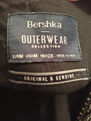 Chaleco Bershka negro con pedrería y flecos