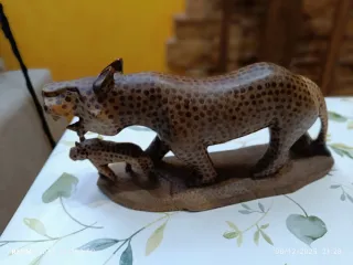 Escultura de madera de guepardo y cría