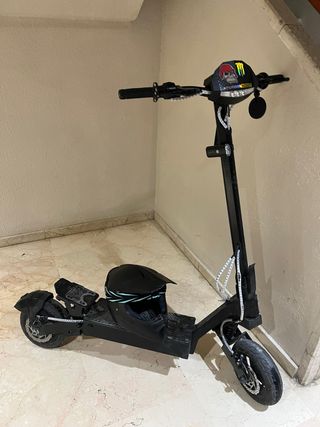 Patín Eléctrico Negro con Casco