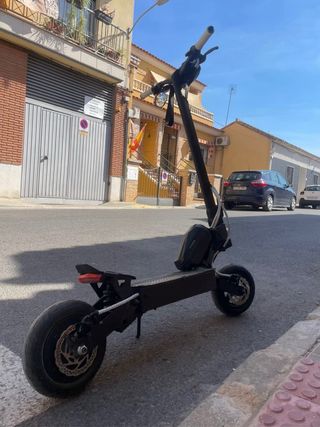 Patín Eléctrico Negro con Casco