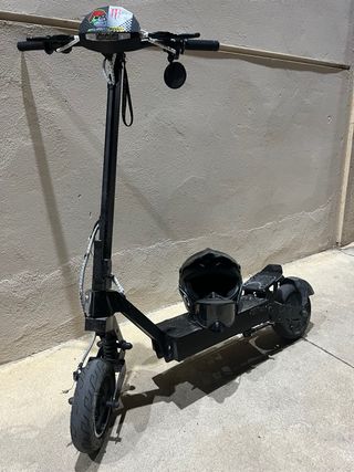 Patín Eléctrico Negro con Casco