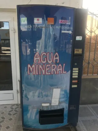 Máquina de agua y refrescos