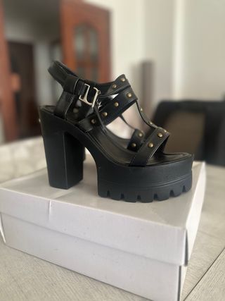 Sandalias negras de tiras y tachuelas
