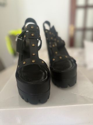 Sandalias negras de tiras y tachuelas