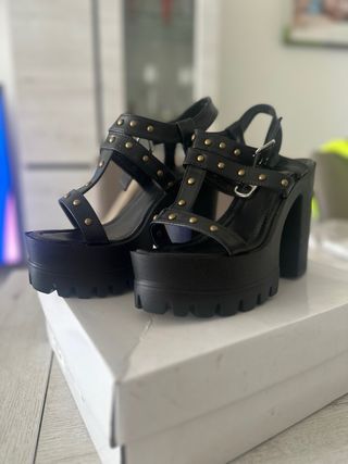 Sandalias negras de tiras y tachuelas