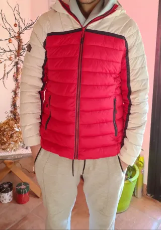 Chaqueta acolchada roja y blanca