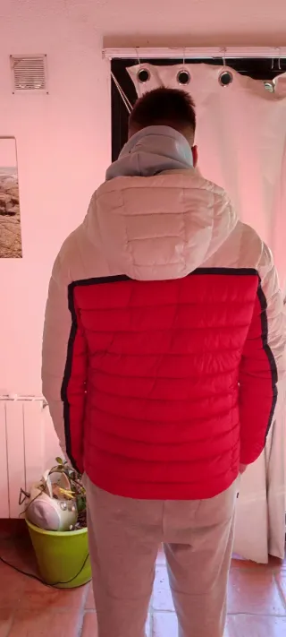 Chaqueta acolchada roja y blanca