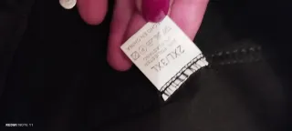 Pantalones polipiel negros con botones decorativos