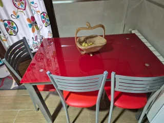 Mesa de cocina cristal roja y metal, más 3 sillas