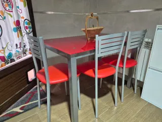 Mesa de cocina cristal roja y metal, más 3 sillas