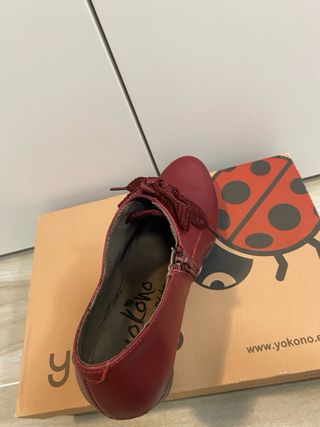 Botines Yokono tacón cordones burdeos