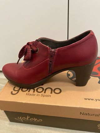 Botines Yokono tacón cordones burdeos
