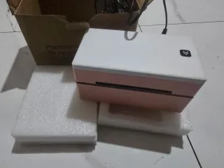 Impresora de etiquetas rosa y blanca