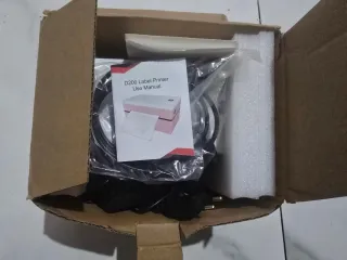 Impresora de etiquetas rosa y blanca