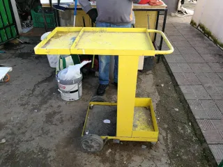 Carro de herramientas amarillo