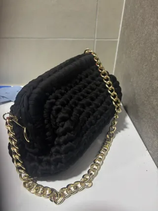 Clutch nera con tracolla dorata