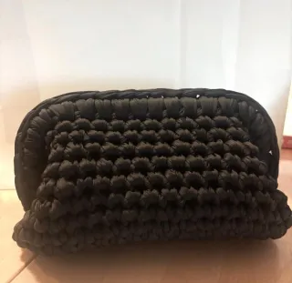 Clutch nera con tracolla dorata