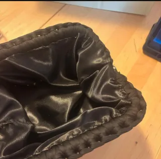 Clutch nera con tracolla dorata