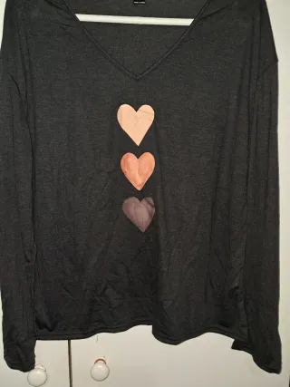 Camiseta gris con corazones rosa talla XL