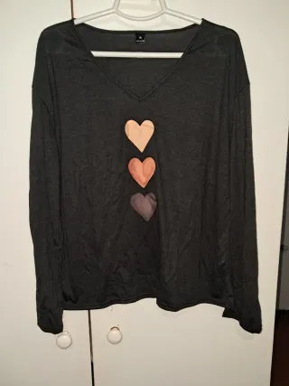 Camiseta gris con corazones rosa talla XL