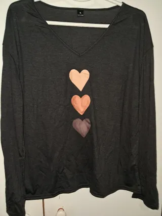 Camiseta gris con corazones rosa talla XL