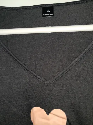 Camiseta gris con corazones rosa talla XL