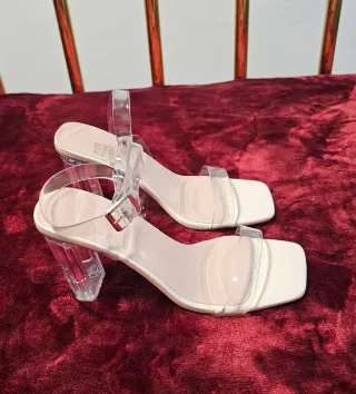 Sandalias tacón transparente blancas