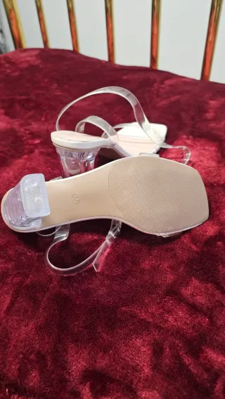 Sandalias tacón transparente blancas