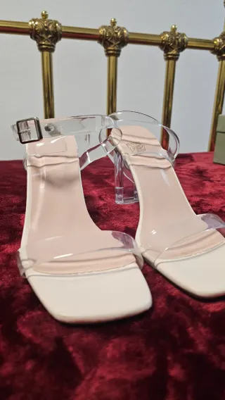 Sandalias tacón transparente blancas