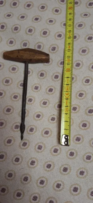 Antica trivella a mano