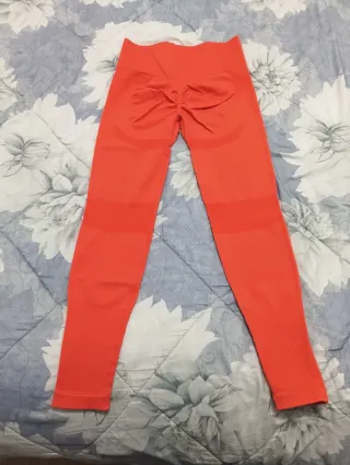 Conjunto deportivo naranja sin costuras