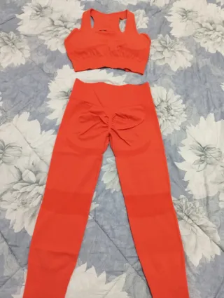 Conjunto deportivo naranja sin costuras