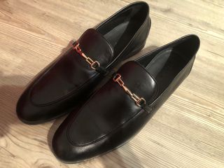 Zapatos de piel negros con detalle dorado